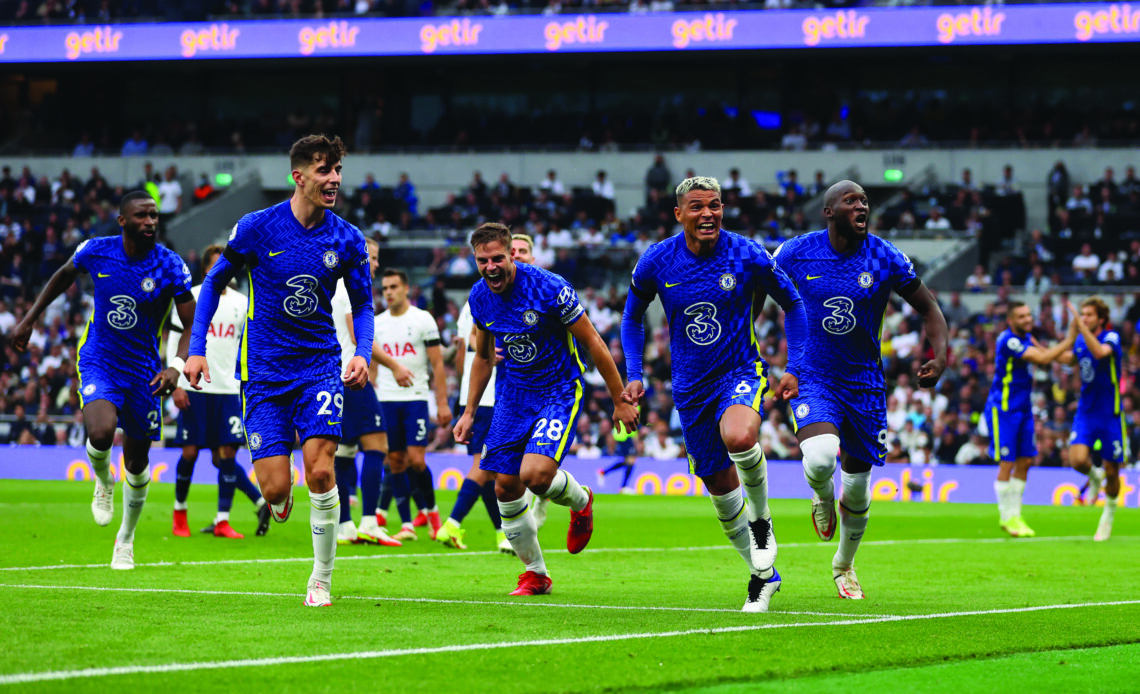 I giocatori del Chelsea festeggiano la prima rete in campionato di Thiago Silva