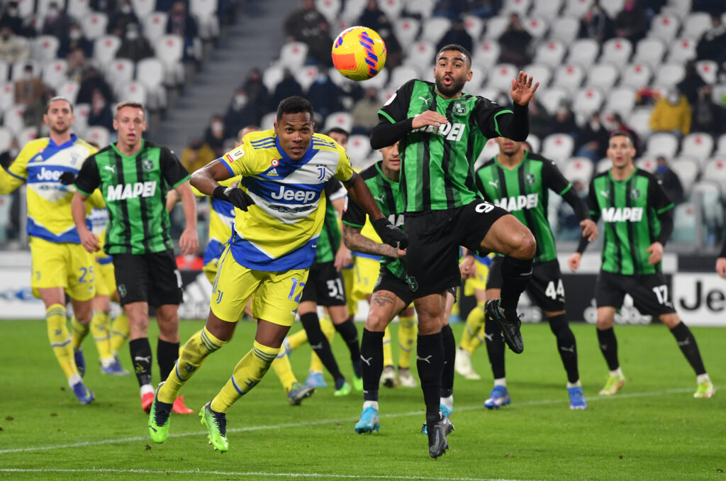 Alex Sandro in area del Sassuolo durante la sfida tra bianconeri e neroverdi in Coppa Italia