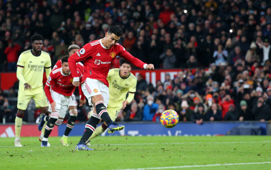 Cristiano Ronaldo, Manchester Utd, realizza su rigore il terzo gol dei "Red Devils" nel match d'andata con l'Arsenal