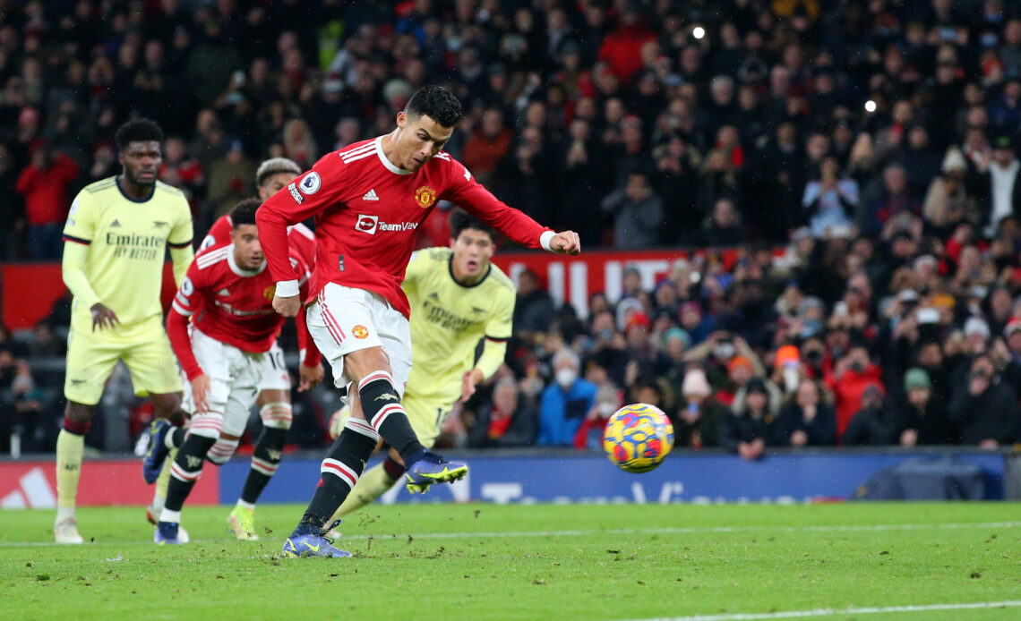 Cristiano Ronaldo, Manchester Utd, realizza su rigore il terzo gol dei "Red Devils" nel match d'andata con l'Arsenal