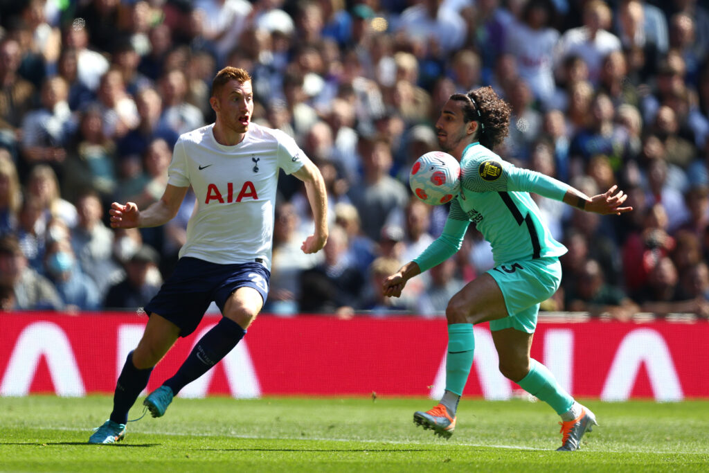 Duello per il pallone tra Kulusevski (Tottenham) e Cucurella (Brighton)