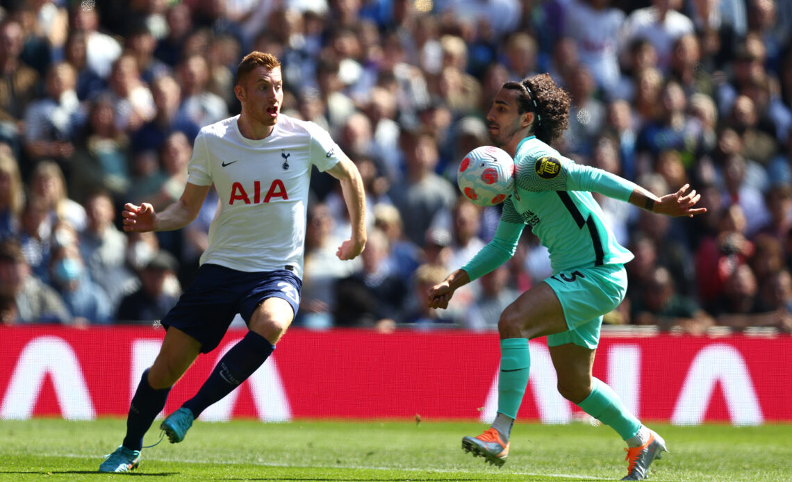 Duello per il pallone tra Kulusevski (Tottenham) e Cucurella (Brighton)