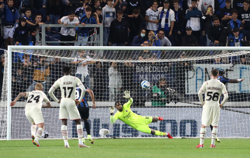 Zapata realizza su rigore il primo gol dell'Atalanta nel 3-2 per il Milan nel match dell'andata a Bergamo