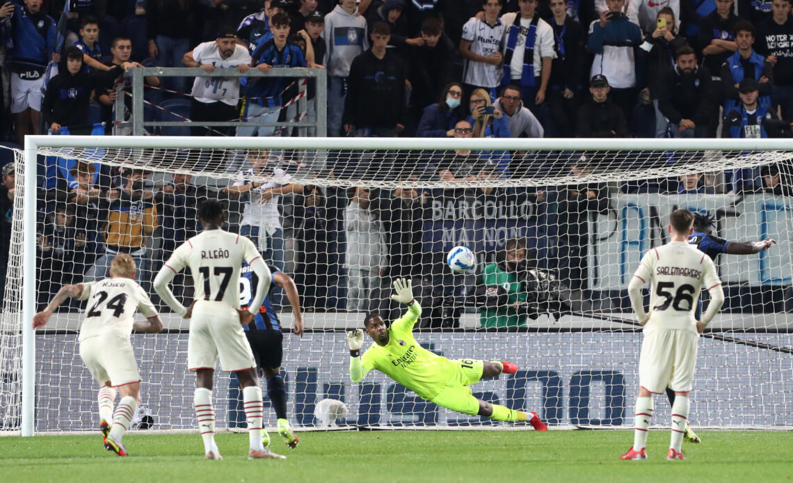 Zapata realizza su rigore il primo gol dell'Atalanta nel 3-2 per il Milan nel match dell'andata a Bergamo