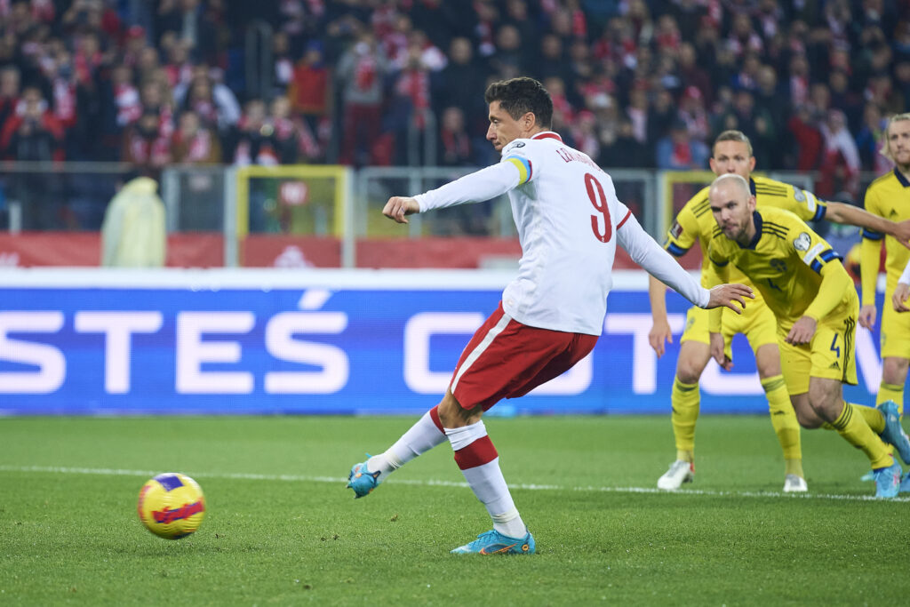 Robert Lewandowski realizza su rigore uno dei due gol con cui la Polonia ha battuto la Svezia nel playoff per i Mondiali