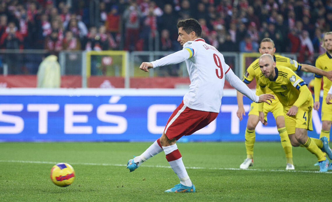 Robert Lewandowski realizza su rigore uno dei due gol con cui la Polonia ha battuto la Svezia nel playoff per i Mondiali