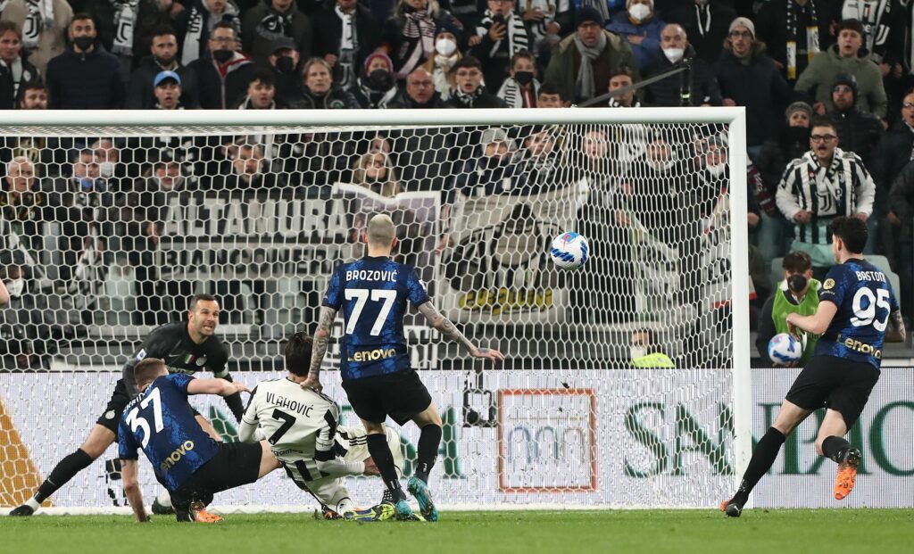 Vlahovic semina il panico nell'area di rigore nerazzurra nella sfida di campionato tra Juventus e Inter