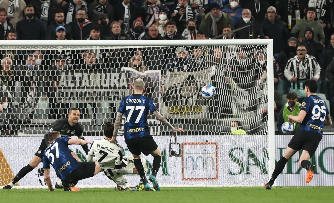 Vlahovic semina il panico nell'area di rigore nerazzurra nella sfida di campionato tra Juventus e Inter