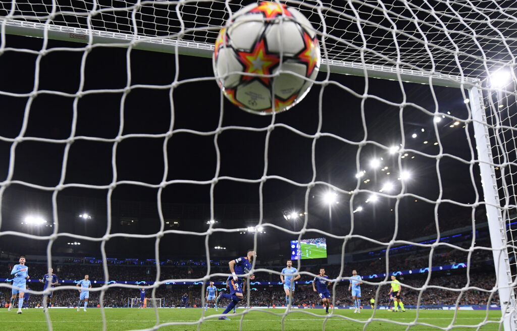 Karim Benzema realizza il rigore che regala il terzo gol al Real Madrid nella semifinale di andata della Champions League vinta per 4-3 dal Manchester City