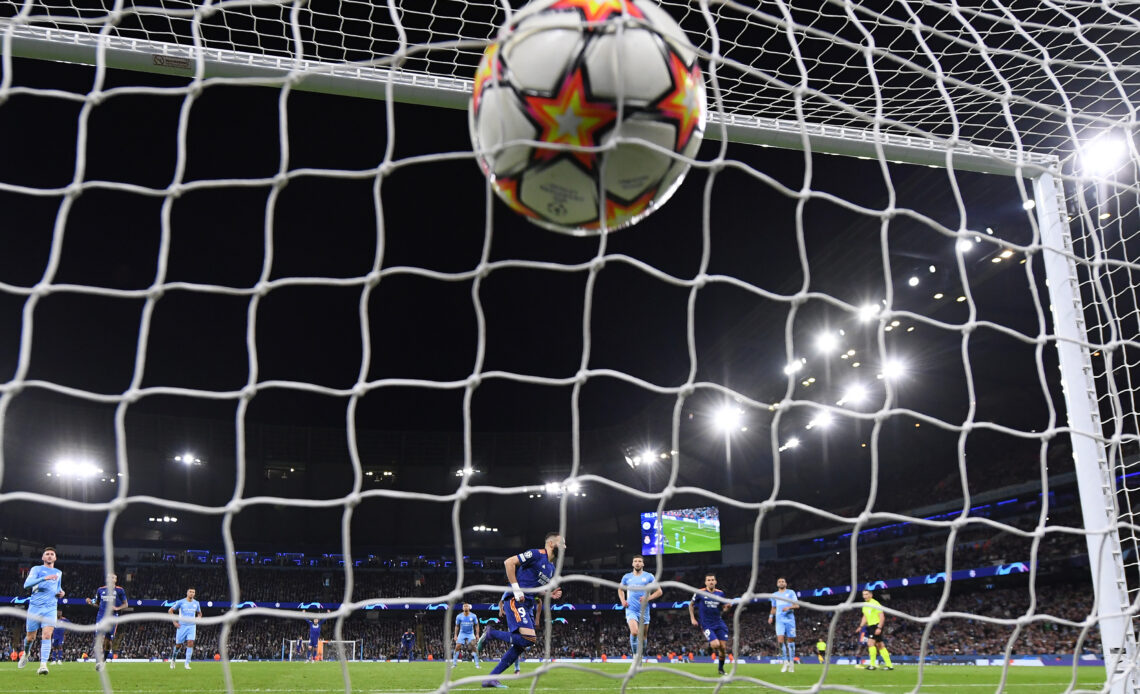 Karim Benzema realizza il rigore che regala il terzo gol al Real Madrid nella semifinale di andata della Champions League vinta per 4-3 dal Manchester City