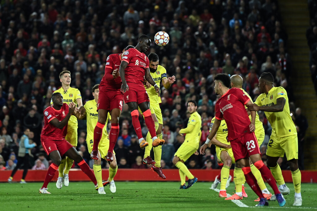 Sadio Mané (Liverpool) semina scompiglio nell'area di rigore del Villarreal nella semifinale di andata ad Anfield