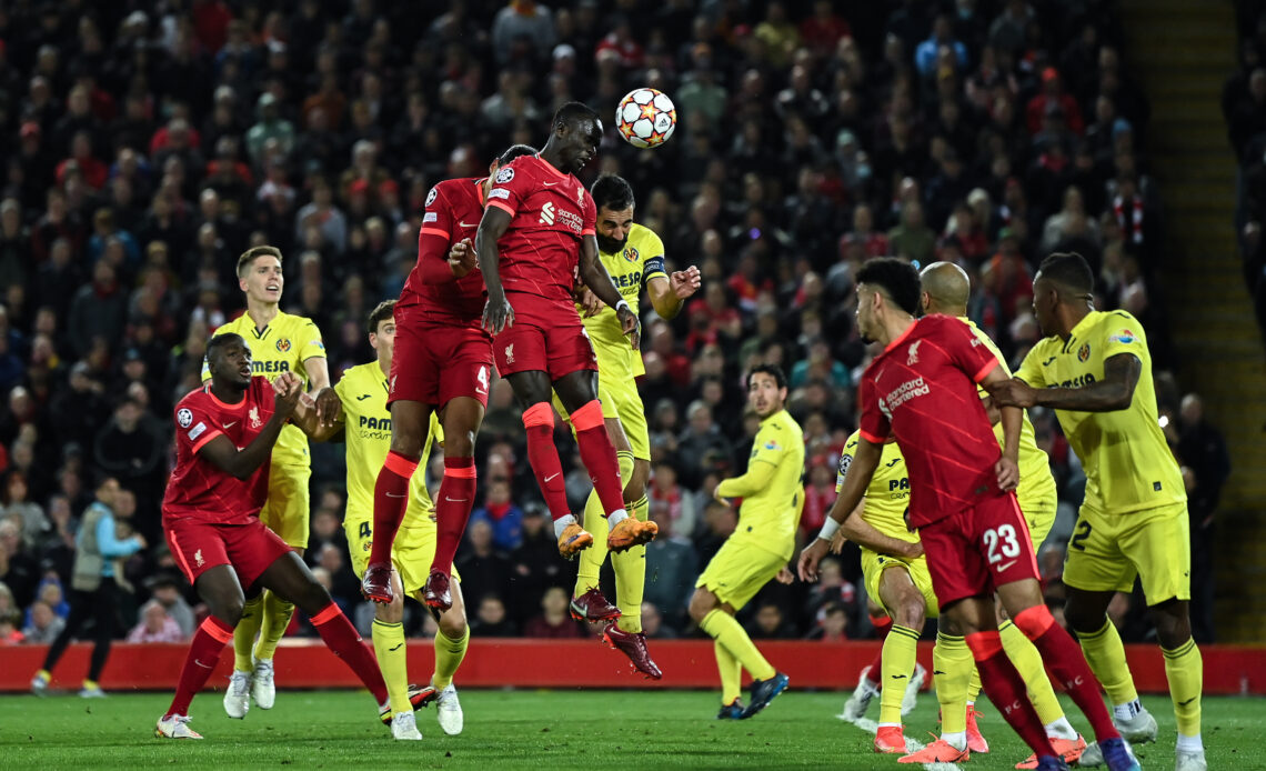 Sadio Mané (Liverpool) semina scompiglio nell'area di rigore del Villarreal nella semifinale di andata ad Anfield