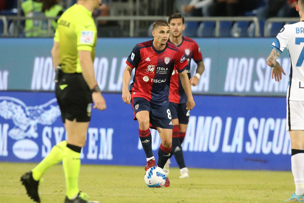 Razvan Marin (Cagliari) in azione contro l'Inter