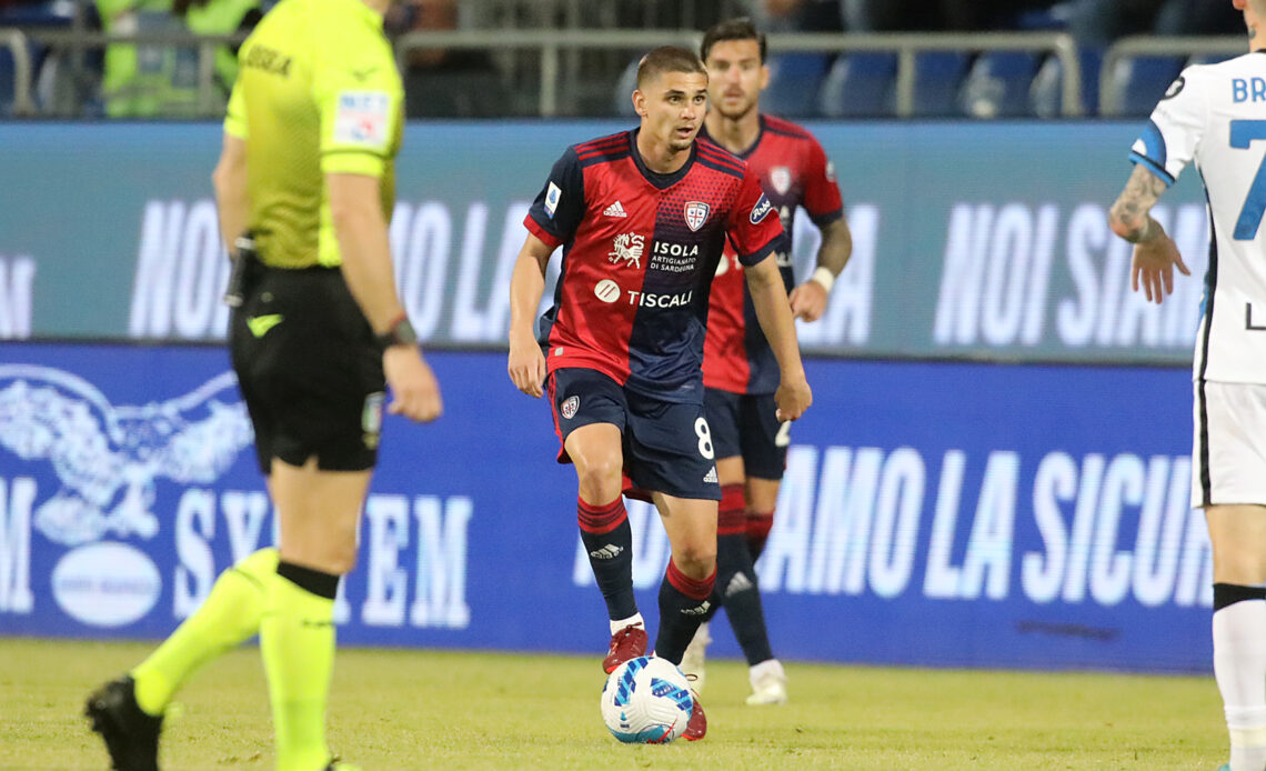 Razvan Marin (Cagliari) in azione contro l'Inter