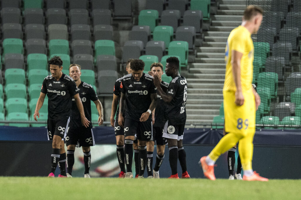 Stefano Vecchia, attaccante del Rosenborg, festeggia con i suoi compagni una rete in Conference League