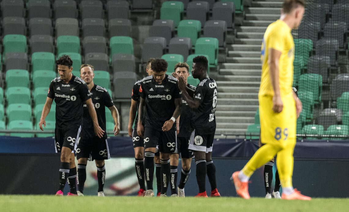 Stefano Vecchia, attaccante del Rosenborg, festeggia con i suoi compagni una rete in Conference League