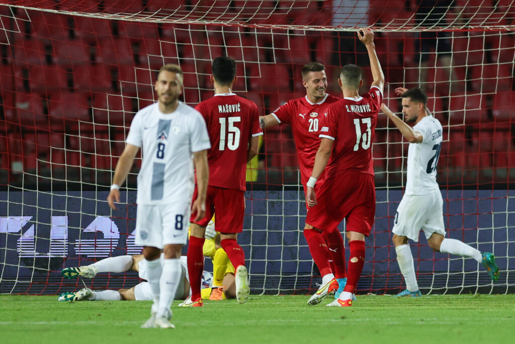 Sergej Milinkovic-Savic festeggia con i compagni una delle quattro reti realizzate dalla Serbia nella vittoria per 4-0 sulla Slovenia