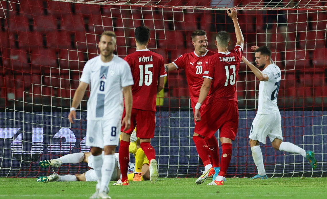 Sergej Milinkovic-Savic festeggia con i compagni una delle quattro reti realizzate dalla Serbia nella vittoria per 4-0 sulla Slovenia